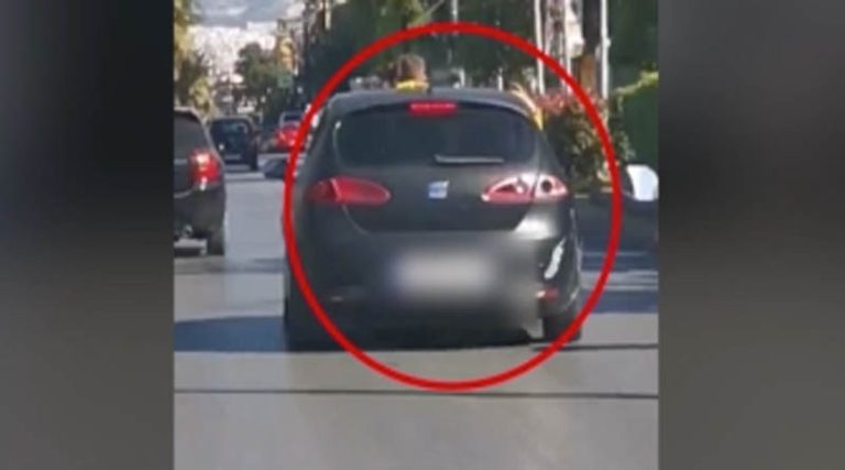 Σοκαριστικό σκηνικό: Έκανε βόλτα με  το παιδί να… κάθεται πάνω στο παράθυρο εκτός του αυτοκινήτου! (βίντεο)