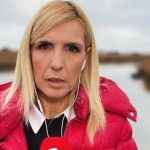 Ρένα Κουβελιώτη: Το πρώτο μήνυμα της μετά την επίθεση που δέχθηκε –  «Με κολάρο ή μη, η έρευνα θα συνεχιστεί»