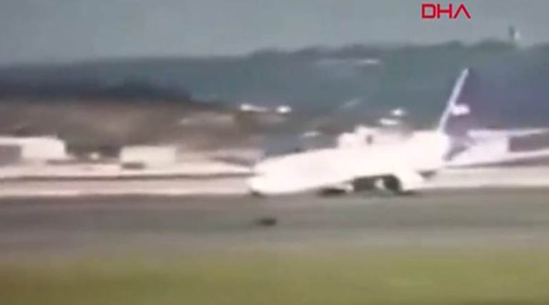Παραλίγο τραγωδία! Αεροπλάνο προσγειώθηκε με τη μύτη στο αεροδρόμιο της Κωνσταντινούπολης! (βίντεο)