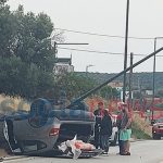 Κορωπί: Τροχαίο με δύο τραυματίες – Τούμπαρε το αυτοκίνητο και κατέληξε σε κολώνα