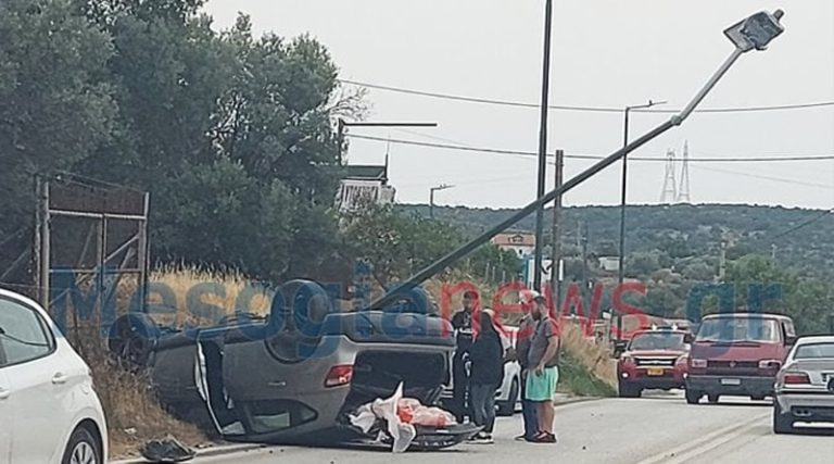 Κορωπί: Τροχαίο με δύο τραυματίες – Τούμπαρε το αυτοκίνητο και κατέληξε σε κολώνα